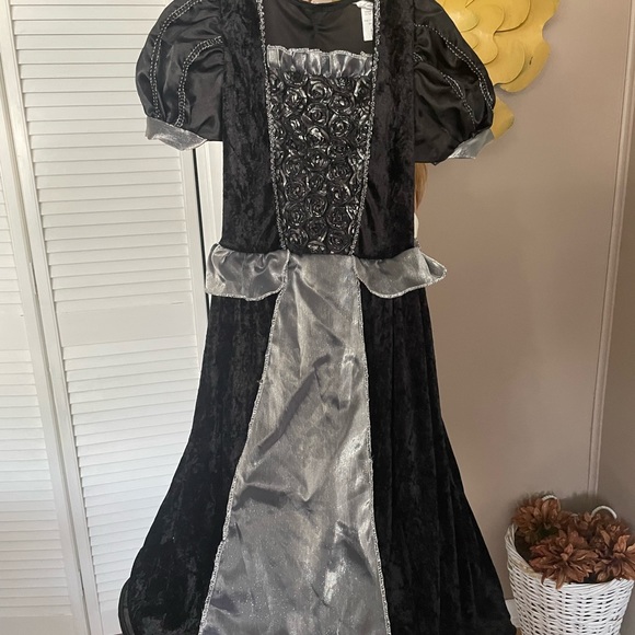 Witch Costume Girls Good Nice Evil Witch Vampire Size M 6/8 Black Silver - Picture 1 of 8